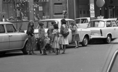 Hungary, Budapest V., Váci utca - Piarista (Pesti Barnabás) utca sarok., 1976, Urbán Tamás, Trabant-brand, Skoda-brand, Moskvitch-brand, gypsy, kids, automobile, barefoot, number plate, Budapest, street scales, poverty, looking back, Fortepan #89968