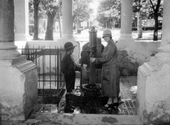 Magyarország, Balatonfüred, Kossuth Lajos (Ferencz József) savanyúvízforrás az Erzsébet szanatórium (később Szívkórház) előtt., 1938, Fortepan, egyenruha, cserkész, Fortepan #8998