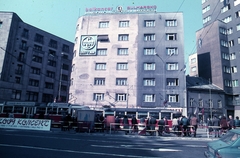 Szlovákia, Pozsony, námestie Slovenského národného povstania (egykor Vásár tér), balra a Laurinská ulica (Lőrinczkapu utca) torkolata., 1982, Urbán Tamás, Csehszlovákia, színes, Tatra-márka, villamos, Tatra T3, neon felirat, villamosmegálló, panelház, Fortepan #89993