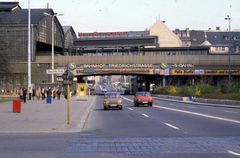 Németország, Berlin, Kelet-Berlin, Friedrichstrasse a Dorotheenstrasse (Clara Zetkin Strasse) kereszteződésénél, szemben a Friedrichstrasse pályaudvar., 1982, Urbán Tamás, színes, NDK, pályaudvar, Kelet-Berlin, Carl Theodor Brodführer-terv, Wartburg-márka, Fortepan #89994