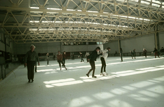 Németország, Berlin, Kelet-Berlin, Landsberger Allee, Sport- és Szabadidőközpont., 1982, Urbán Tamás, színes, NDK, jégpálya, Kelet-Berlin, korcsolya, Fortepan #89997