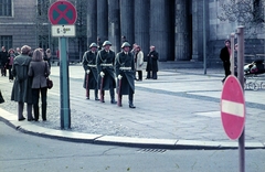 Németország, Berlin, Kelet-Berlin, Unter den Linden, a háborús áldozatok emlékműve (Neue Wache), őrségváltás., 1982, Urbán Tamás, színes, NDK, katona, Kelet-Berlin, díszőrség, rohamsisak, német katona, Fortepan #89999