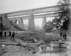 Magyarország, Biatorbágy, vasúti viadukt az 1931. szeptember 13-i merénylet után., 1931, Fortepan, vasút, híd, járműroncs, vasúti híd, helyszínelés, bűntett, kerékpár, Fortepan #9004