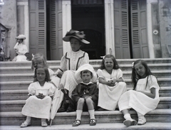 Italy, Venice, Lido, Grand Hotel des Bains., 1907, Zichy, tableau, stairs, kids, sitting on stairs, Fortepan #9016