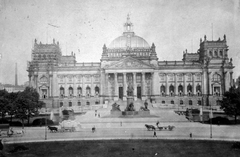 Németország, Berlin, Königsplatz (később Platz der Republik), szemben a Reichstag épülete, előtte a Bismarck emlékmű., 1914, Fortepan, szobor, lovaskocsi, utcakép, életkép, építészet, neoreneszánsz, középület, kocsis, országház, Paul Wallot-terv, Otto von Bismarck-ábrázolás, Fortepan #9041