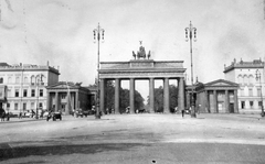 Németország, Berlin, Brandenburgi kapu., 1914, Fortepan, emlékmű, lovaskocsi, utcakép, életkép, lámpaoszlop, automobil, neoklasszicizmus, Carl Gotthard Langhans-terv, Fortepan #9042