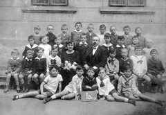 1920, Fortepan, school, yard, class photo, summer, man, woman, bouquet, teacher, Fortepan #9096