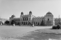 Magyarország, Mohács, Széchenyi tér, Városháza., 1955, UVATERV, egy dunai hajóút, középület, Skoda 1101 VO/P Colonial, Árkay Aladár-terv, Fortepan #91002