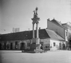 Magyarország, Mohács, a Szentháromság utca - Szabadság utca kereszteződése (korábban Szentháromság tér), Szentháromság-szobor., 1955, UVATERV, egy dunai hajóút, cégtábla, légvezeték, szentháromság szobor, plakát, Fortepan #91005