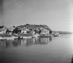 Magyarország, Dunaszekcső, a község látképe a Dunáról., 1955, UVATERV, egy dunai hajóút, komp, csónak, motorcsónak, folyópart, hajóállomás, Fortepan #91012