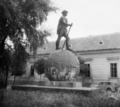 Magyarország, Baja, Jelky András tér, Jelky András szobra (Medgyessy Ferenc, Miskolczy Ferenc 1936.)., 1955, UVATERV, egy dunai hajóút, csehszlovák gyártmány, Tatra-márka, szobor, földgömb, automobil, furgon, Tatra 57A, Jelky András-ábrázolás, képarány: négyzetes, Fortepan #91029