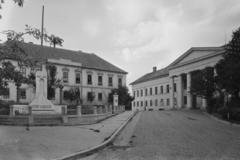 Magyarország, Szekszárd, Béla király tér, jobbra a régi Megyeháza (később Tolna Megyei Levéltár)., 1955, UVATERV, egy dunai hajóút, emlékmű, Pollack Mihály-terv, klasszicizmus, Fortepan #91041