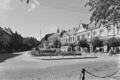 Magyarország, Szekszárd, Garay tér., 1955, UVATERV, egy dunai hajóút, szobor, Ikarus 30, Garay János-ábrázolás, Fortepan #91047