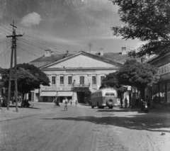 Magyarország, Paks, Erzsébet (Béke) Szálló., 1955, UVATERV, egy dunai hajóút, kerékpár, autóbusz, cégtábla, motorkerékpár, magyar gyártmány, utcakép, életkép, Ikarus-márka, rendszám, Ikarus 30, népbolt, ruhaüzlet, tetőcsomagtartó, Fortepan #91053