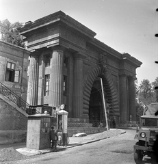 Magyarország, Budapest I., Clark Ádám tér., 1949, UVATERV, közlekedés, korlát, teherautó, alagút, benzinkút, Chevrolet-márka, Chevrolet 15 CWT, Budapest, Fortepan #9106