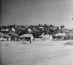 Magyarország, Dunaföldvár, Vak Bottyán tér (piactér), szemben a Kálvária-domb., 1955, UVATERV, egy dunai hajóút, látkép, lakóház, Fortepan #91075