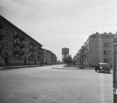 Magyarország, Dunaújváros, (Sztálinváros), Május 1. utca, szemben az első víztorony., 1955, UVATERV, egy dunai hajóút, víztorony, automobil, Chevrolet Fleetmaster, Fortepan #91079