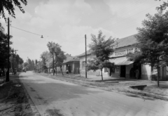 Magyarország, Dunaharaszti, Fő út (51-es főút), a távolban balra az elágazás Alsónémedi felé., 1955, UVATERV, egy dunai hajóút, cégtábla, utcakép, légvezeték, Fortepan #91142