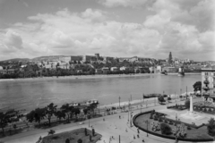 Magyarország, Budapest V., Vigadó (Molotov) tér, szovjet repülős emlékmű., 1955, UVATERV, egy dunai hajóút, park, járókelő, utcakép, városkép, kilátás, Duna, hajóállomás, szovjet emlékmű, Budapest, Fortepan #91147