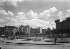 Magyarország, Budapest XII.,Budapest I.,Budapest II., Széll Kálmán (Moszkva) tér a Vérmező út és a Várfok utca találkozása felé nézve., 1957, UVATERV, életkép, villamos, lámpaoszlop, villamosmegálló, Budapest, postahivatal, Sándy Gyula-terv, Fortepan #9115