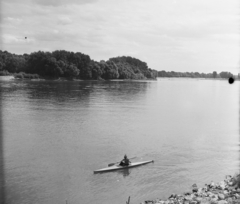 Magyarország, Szentendre, a Szentendrei sziget a város felől nézve., 1955, UVATERV, egy dunai hajóút, folyópart, kajak, Fortepan #91158