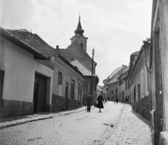 Magyarország, Szentendre, Bogdányi út (Vöröshadsereg utca), szemben a Blagovesztenszka görögkeleti templom tornya látszik, 1955, UVATERV, egy dunai hajóút, utcakép, életkép, légvezeték, Fortepan #91159