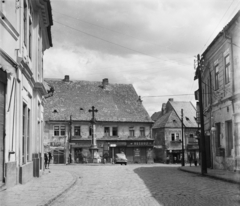 Magyarország, Szentendre, szemben a Fő (Marx) téren a Szerb (kalmár) kereszt látható., 1955, UVATERV, egy dunai hajóút, cégtábla, emlékmű, utcakép, légvezeték, postaláda, automobil, GAZ M20 Pobjeda, rendszám, nyomóskút, fényképész, húsbolt, Fortepan #91160