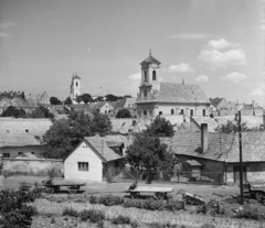 Magyarország, Szentendre, előtérben a Bükkös part. Középen a Szent Péter-Pál-templom, távolabb a Keresztelő Szent János-templom látszik., 1955, UVATERV, egy dunai hajóút, templom, lovaskocsi, fogat, látkép, Fortepan #91167