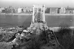 Magyarország, Budapest, az Erzsébet híd terheléspróbája., 1964, UVATERV, közlekedés, híd, autóbusz, magyar gyártmány, építkezés, Ikarus-márka, villamos, látkép, hídépítés, Ikarus 620/630, reflektor, Ganz-márka, Ganz UV, terheléspróba, függőhíd, Sávoly Pál-terv, Fortepan #9119