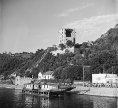 Magyarország,Dunakanyar, Visegrád, hajóállomás, balra az Alsóvárhoz kapcsolódó Vizibástya, fenn a lakótorony / Salamon-torony a Dunáról nézve., 1955, UVATERV, egy dunai hajóút, rom, torony, hajóállomás, Fortepan #91201