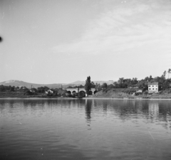 Magyarország, Szob, Duna-part, a Táncsics Mihály utca és a Vasút utca találkozásánál lévő viadukt a Dunáról nézve., 1955, UVATERV, egy dunai hajóút, látkép, folyópart, viadukt, Fortepan #91213