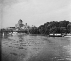 Magyarország, Esztergom, a Bazilika a Dunáról nézve, előtte a lerombolt Mária Valéria híd megmarad első nyílása., 1955, UVATERV, egy dunai hajóút, Bazilika, hídroncs, Duna-híd, Feketeházy János-terv, Fortepan #91222