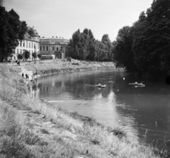 Magyarország, Esztergom, Kis-Duna. Szemben a Kis Duna (Lenin) sétány a Lőrinc utca (Mártírok útja) torkolatánál és a Bottyán híd maradványa., 1955, UVATERV, egy dunai hajóút, kajak, Fortepan #91225