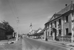 Magyarország, Nyergesújfalu, Kossuth Lajos utca, jobbra a Tanácsháza (később Szabolcsi Bence Alapfokú Művészeti Iskola), távolabb a Szent Mihály-templom., 1955, UVATERV, egy dunai hajóút, utcakép, Fortepan #91235