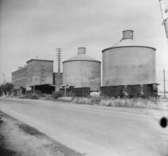 Magyarország, Lábatlan, a cementgyár rakodóterülete a vasút és a Duna között., 1955, UVATERV, egy dunai hajóút, cementgyár, Fortepan #91236