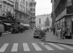 Magyarország, Budapest V., Kristóf tér, szemben a Szervita (Martinelli) tér., 1963, UVATERV, életkép, neonreklám, újságárus, automobil, rendszám, Csepel B-350/D-350, Budapest, Fortepan #9124