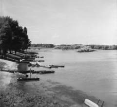 Magyarország, Győr, Mosoni-Duna, a csónakkikötő fölött a Rábca torkolata., 1955, UVATERV, egy dunai hajóút, víztükör, csónak, stég, vízpart, Fortepan #91259