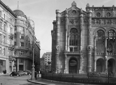 Magyarország, Budapest V., Vigadó (Molotov) tér, Vigadó utca, háttérben a Vörösmarty tér., 1950, UVATERV, Fiat-márka, olasz gyártmány, Feszl Frigyes-terv, automobil, Fiat 500 Topolino, Budapest, rendezvényközpont, Fortepan #9126