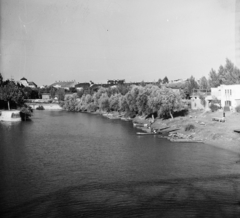 Magyarország, Győr, a Rába a Petőfi hídról nézve. Balra a Radó-sziget, jobbra a csónakházak., 1955, UVATERV, egy dunai hajóút, folyópart, sziget, Fortepan #91261