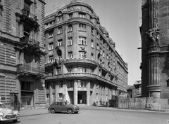 Magyarország, Budapest V., Vigadó tér - Apáczai csere János utca - Vigadó utca sarok, a MAHART székház épülete., 1961, UVATERV, utcabútor, lengyel gyártmány, automobil, FSO-márka, Budapest, FSO Warszawa, Fortepan #9127