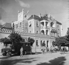 Magyarország, Mosonmagyaróvár, Városkapu tér, Posta., 1955, UVATERV, egy dunai hajóút, autóbusz, magyar gyártmány, teherautó, Csepel-márka, MÁVAUT-szervezet, gyerekek, rendszám, Csepel B-350/D-350, Fortepan #91280