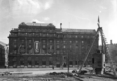 Magyarország, Budapest V., Kossuth Lajos tér, a metróépítés területe, háttérben a 9-es számú ház., 1951, UVATERV, kommunizmus, politikai dekoráció, vörös csillag, jelmondat, április 4, keszon kamra, Budapest, Fortepan #9129