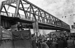 Magyarország, Polgár, a Tisza híd avató ünnepsége 1950. október 1-én, a szónok Bebrits Lajos közlekedés- és postaügyi miniszter., 1950, UVATERV, tömeg, Tisza-híd, ünnepség, politika, politikai dekoráció, zászlódísz, Fortepan #91304