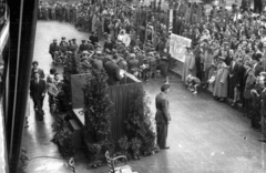 Magyarország, Budapest V., Erzsébet (Sztálin) tér, a MÁVAUT autóbusz-pályaudvar átadási ünnepsége 1949. szeptember 18-án., 1949, UVATERV, Budapest, ünnepség, szónok, katona, pódium, tömeg, Fortepan #91305