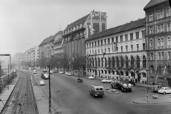 Magyarország, Budapest IX., Közraktár utca a Petőfi híd hídfőjéről nézve., 1962, UVATERV, forgalom, autóbusz, zászló, német gyártmány, Trabant-márka, magyar gyártmány, teherautó, utcakép, Csepel-márka, automobil, Trabant 600, április 4, Csepel D450, Robur Garant, Budapest, nyergesvontató, csúcsív, Fortepan #91325