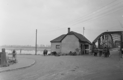 Magyarország, Komárom, határátkelő az Erzsébet hídnál., 1957, UVATERV, híd, sorompó, Duna-híd, Feketeházy János-terv, motorkerékpár, kerékpár, Fortepan #91340