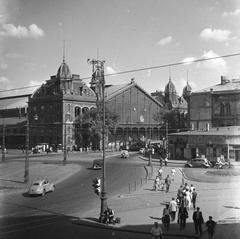 Magyarország, Budapest VI., Nyugati (Marx) tér, Nyugati pályaudvar, jobbra a Népbüfé (Ilkovics)., 1953, UVATERV, vasút, forgalom, utcakép, életkép, jelzőlámpa, taxi, villamos, lámpaoszlop, pályaudvar, automobil, Skoda 1101/1102 Tudor, Budapest, Gustave Eiffel-terv, Rákosi-címer, Fortepan #9140