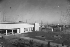 Magyarország, Margitsziget, Budapest, az Árpád (Sztálin) híd a Margitszigetre vezető lehajtóról a pesti hídfő felé nézve., 1950, UVATERV, híd, Duna-híd, Sávoly Pál-terv, Kossalka János-terv, gerenda híd, Károly Széchy-terv, Fortepan #91411