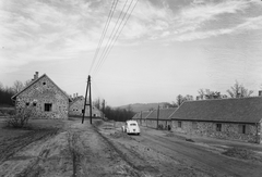 Magyarország, Uzsa, (ekkor Lesenceistvánd településrésze), Liget utca., 1950, UVATERV, kőház, automobil, Skoda 1101/1102 Tudor, rendszám, Fortepan #91413