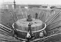 Hungary, Budapest V., Kossuth Lajos tér,a metróépítés területe, háttérben a Kossuth híd., 1951, UVATERV, Kossuth-bridge, subway construction, Budapest, iron worker, Fortepan #91415